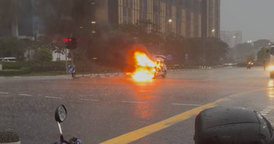 Car burns down under rain in Tampines , Singapore News