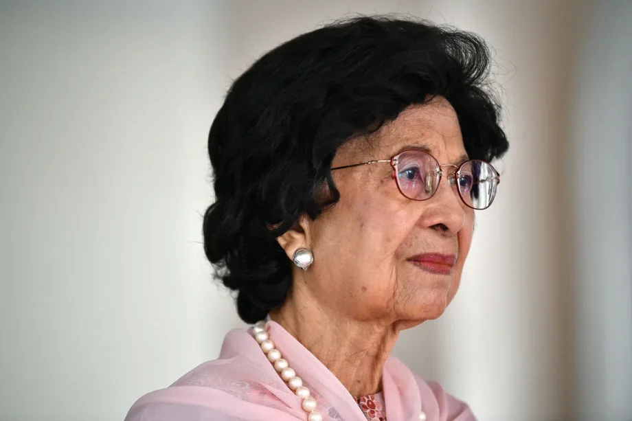 Malaysian ex-PM Mahathir’s wife Siti Hasmah dies at 100 Malaysian ex-PM Mahathir’s wife Siti Hasmah dies at 100