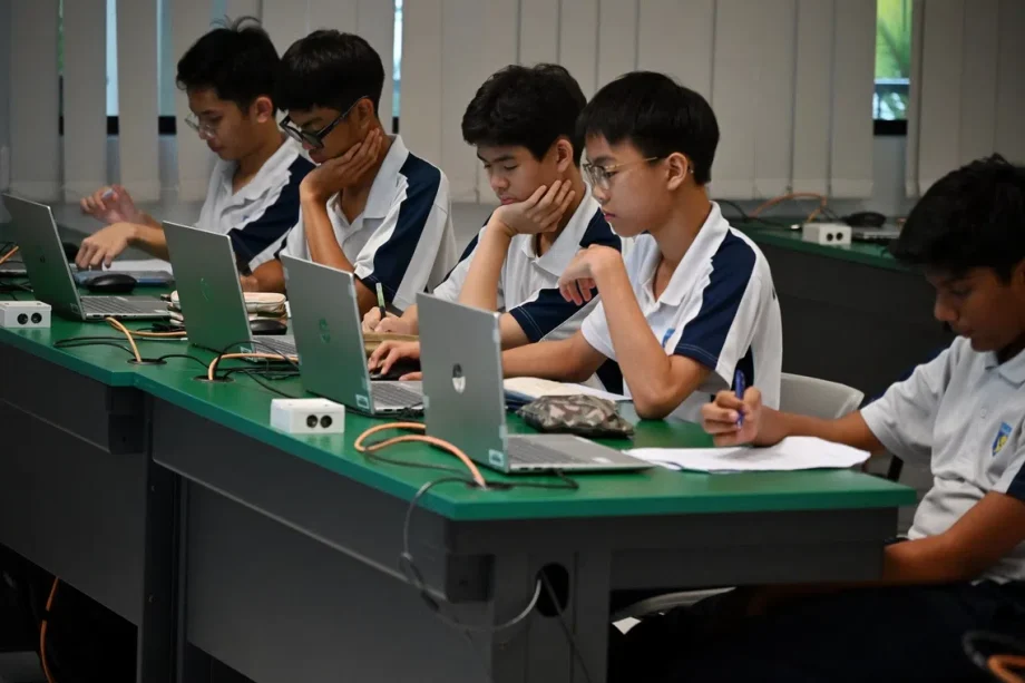 S’pore students top Pisa in reading, second in math and science S’pore students top Pisa in reading, second in math and science
