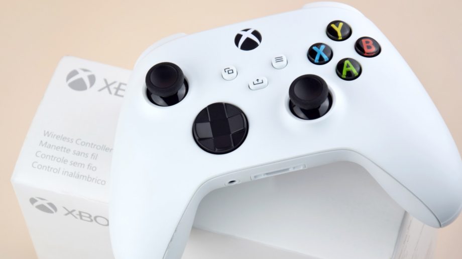 The Pros And Cons Of Using Wired Vs. Wireless Xbox Controllers The Pros And Cons Of Using Wired Vs. Wireless Xbox Controllers