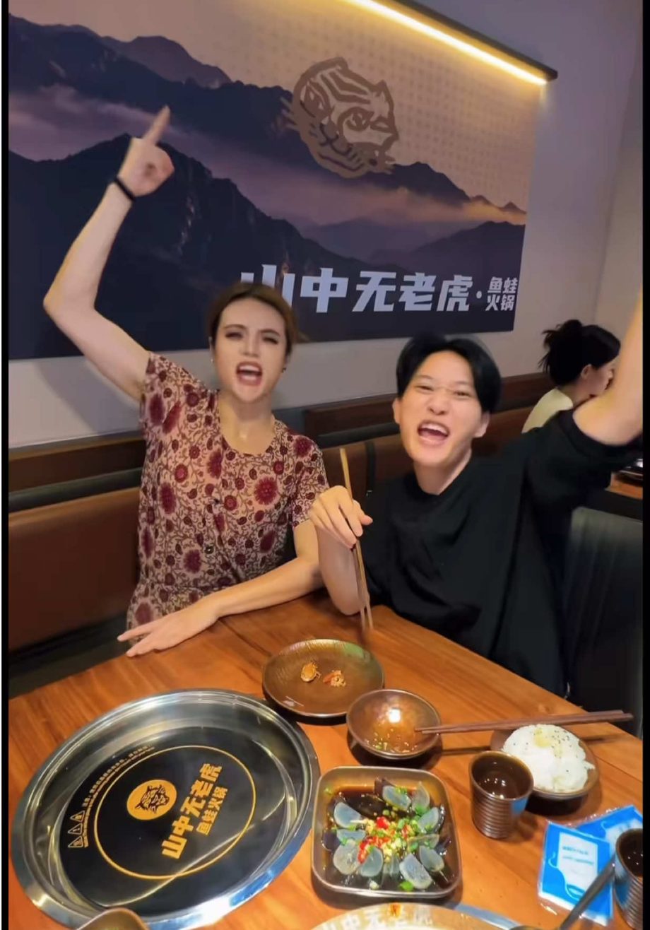 @secretlabubusg They are really awesome at dancing! #food #hotpot #singapore #ma…