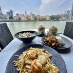 @debbylovetoeat 新加坡河边吃午餐，竟然只要.90？！ 你敢信人均10块钱就能在新加坡驳船码头吃到米其林推荐午餐，而且分量真的很大份！味道也不…