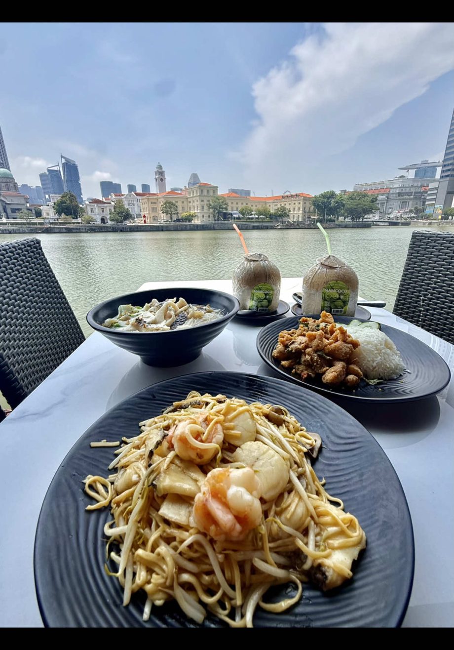 @debbylovetoeat 新加坡河边吃午餐，竟然只要.90？！ 你敢信人均10块钱就能在新加坡驳船码头吃到米其林推荐午餐，而且分量真的很大份！味道也不…
