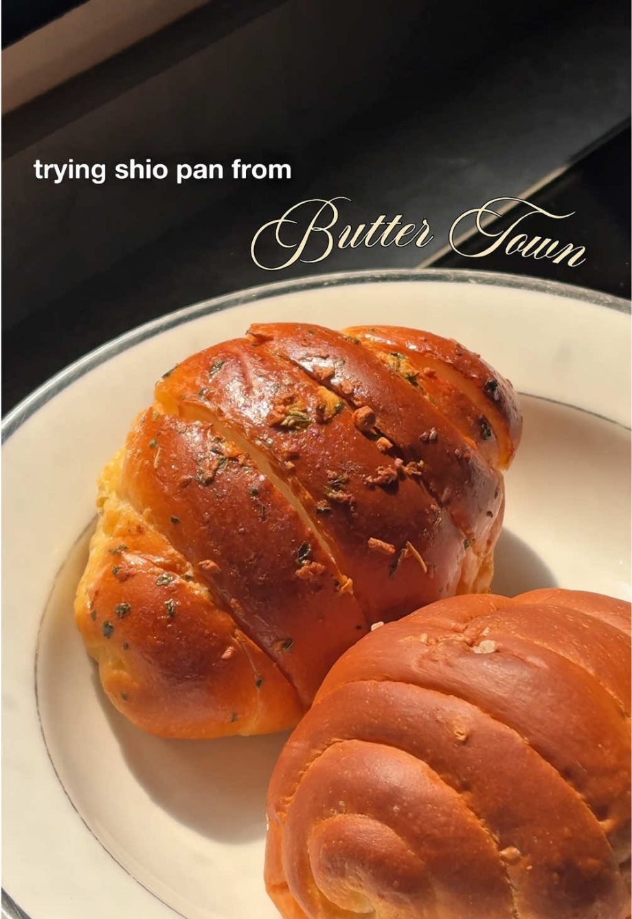 @jingerslurps nothing beats a warm & buttery shio pan on a saturday afternoon.  …