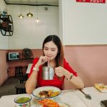 @stellafanss Yishun很多人从小吃到大的老字号肉挫面 @fiveOfive  就在大牌233的楼下，这间是开24小时的哦，还有冷气吹 头家娘La…