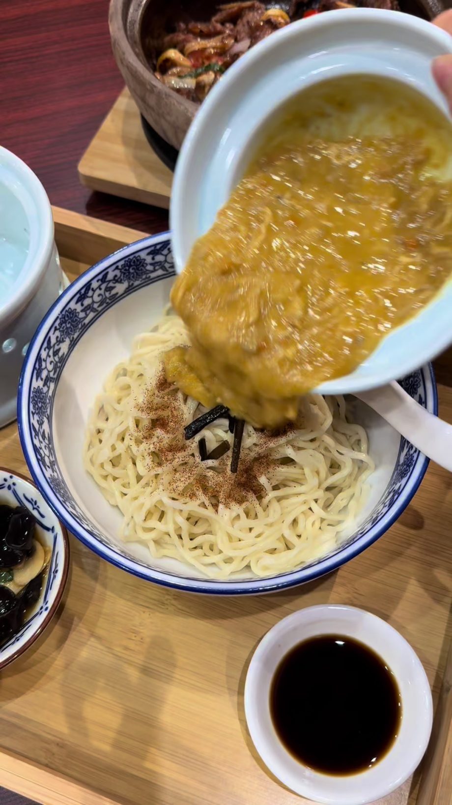 @krashoutkweenz one of the better spots in Singapore to get your crab roe cravin…