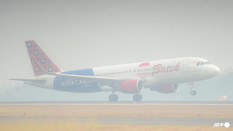 Indonesia drops 2.4 tonnes of dry ice over South Sumatra to tackle haze Indonesia drops 2.4 tonnes of dry ice over South Sumatra to tackle haze