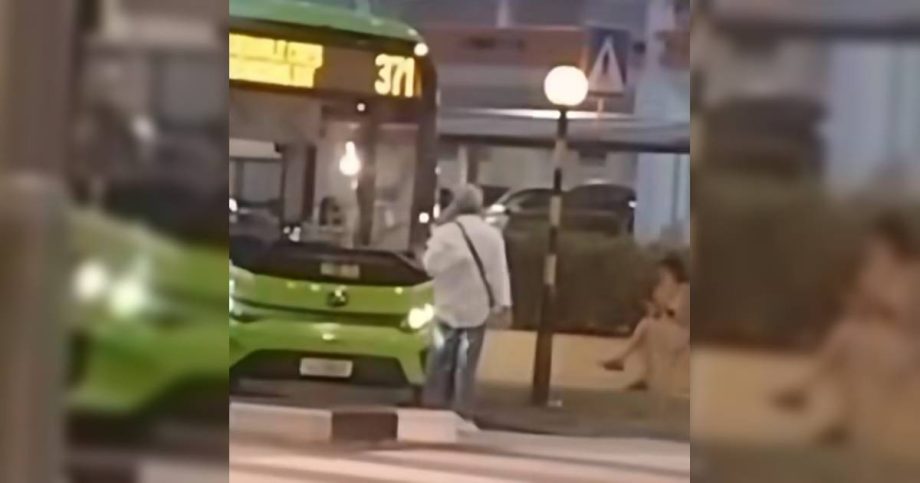 Man blocks SBS Transit bus, shouts at driver for nearly an hour after being unable to board, Singapore News