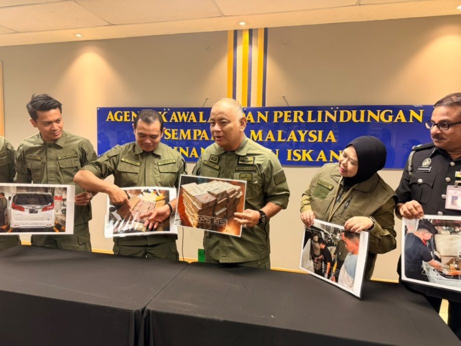 Not your average holiday money! Singapore-bound couple caught with nearly RM3m in cash at Johor checkpoint