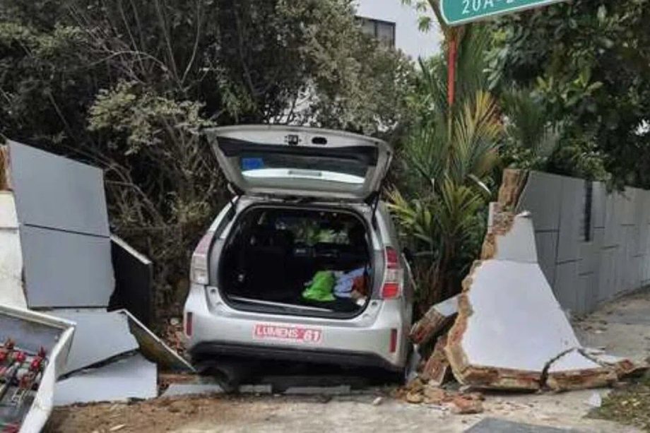 Car crashes into private home in Singapore’s Katong, knocking down part of wall Car crashes into private home in Singapore’s Katong, knocking down part of wall