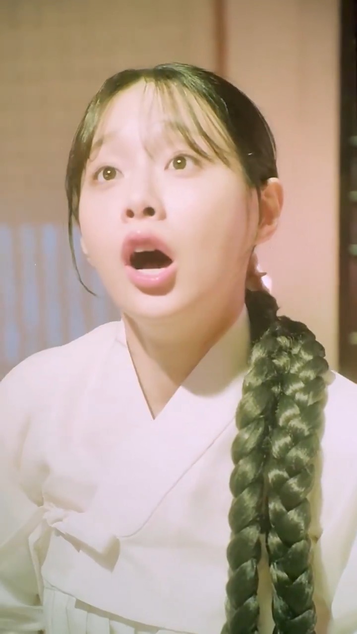 so far chuu’s show is not what i expected but completely what i expected of her