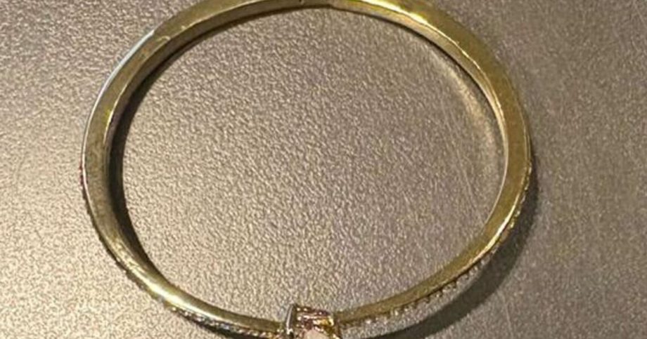 Woman arrested for stealing Swarovski bracelet at Changi Airport Woman arrested for stealing Swarovski bracelet at Changi Airport