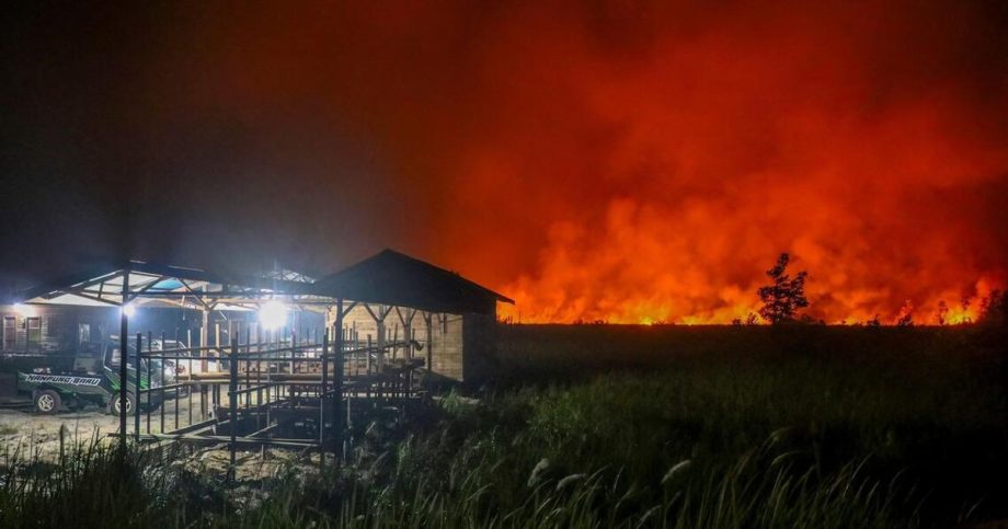 Indonesia welcomes Singapore, Malaysia offers to help tackle haze Indonesia welcomes Singapore, Malaysia offers to help tackle haze