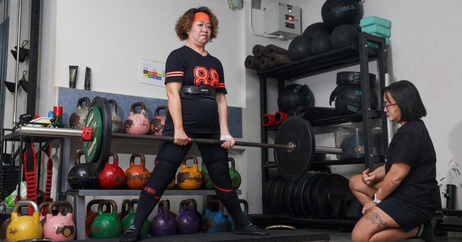 Granny powerlifter at 71 deadlifts 70kg Granny powerlifter at 71 deadlifts 70kg