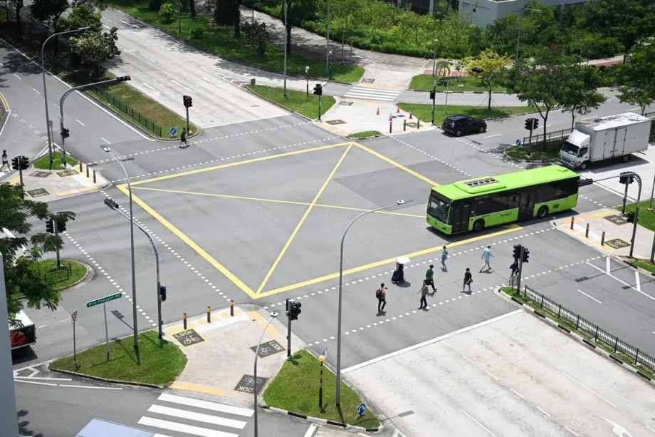 Robot food delivery and patrol trials in Punggol Robot food delivery and patrol trials in Punggol