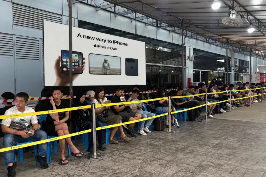 iPhone Duo sold out in Singapore iPhone Duo sold out in Singapore