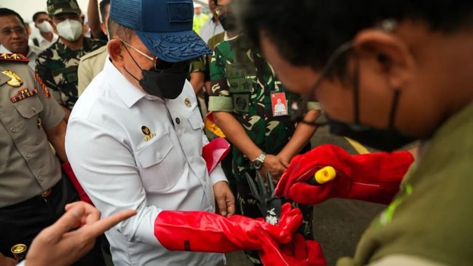 Indonesia to use dry ice to clear haze from forest fires Indonesia to use dry ice to clear haze from forest fires