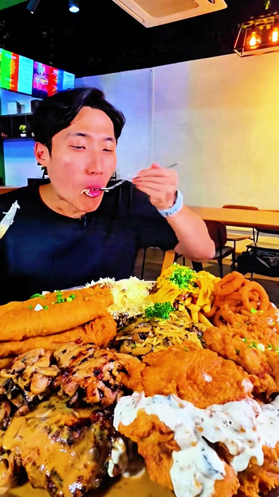 @funnymen521 Starting my Japan food tour strong with the epic 8KG omurice challe…
