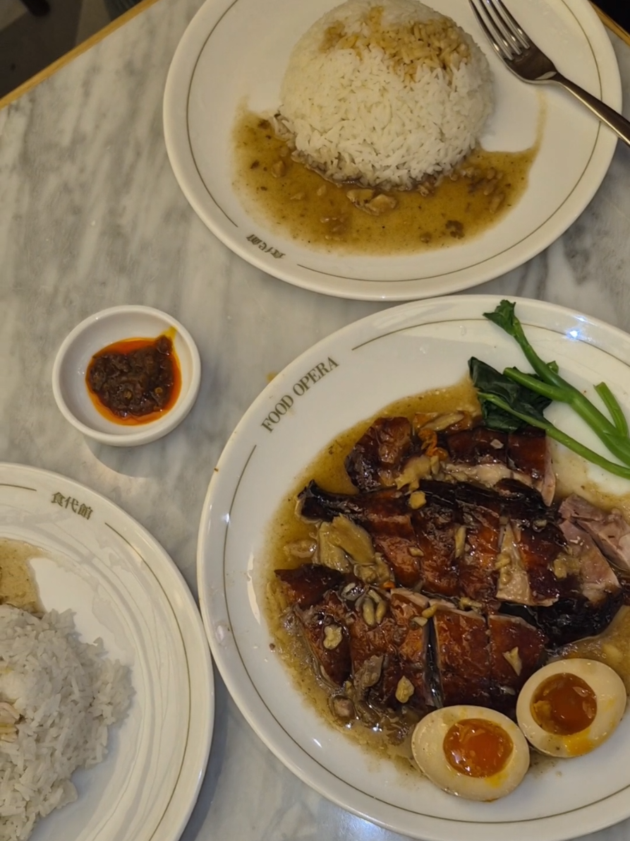 @juhisanammaharaj First meal in Singapore  amazing herbal roast duck  #singapore…