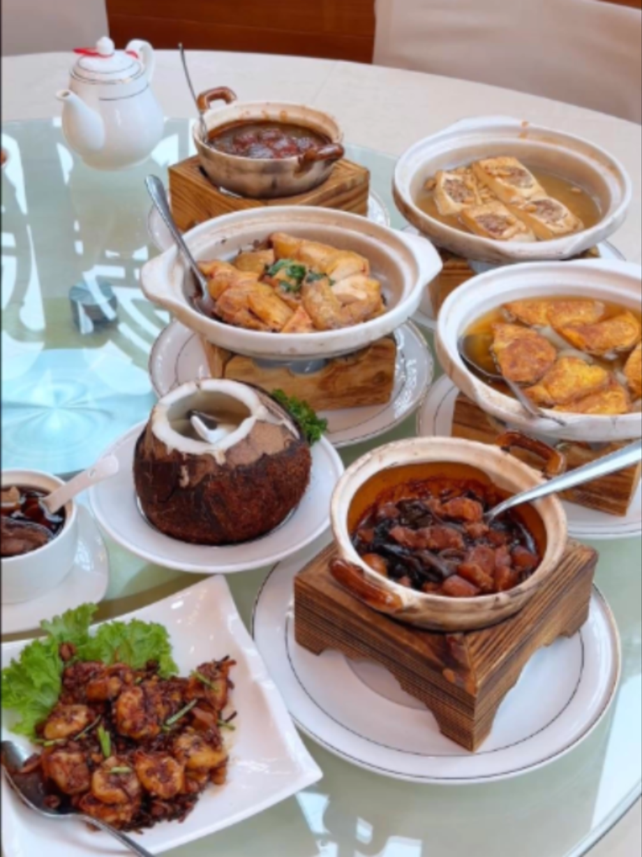 @baojiesg 看环境以为很贵，没想到活动后大部分菜只要十几！ 藏在实龙岗花园乡村俱乐部里的「翠香園」新出了一批客家菜： 盐焗鸡、梅菜扣肉、算盘子和暖胃炖汤…