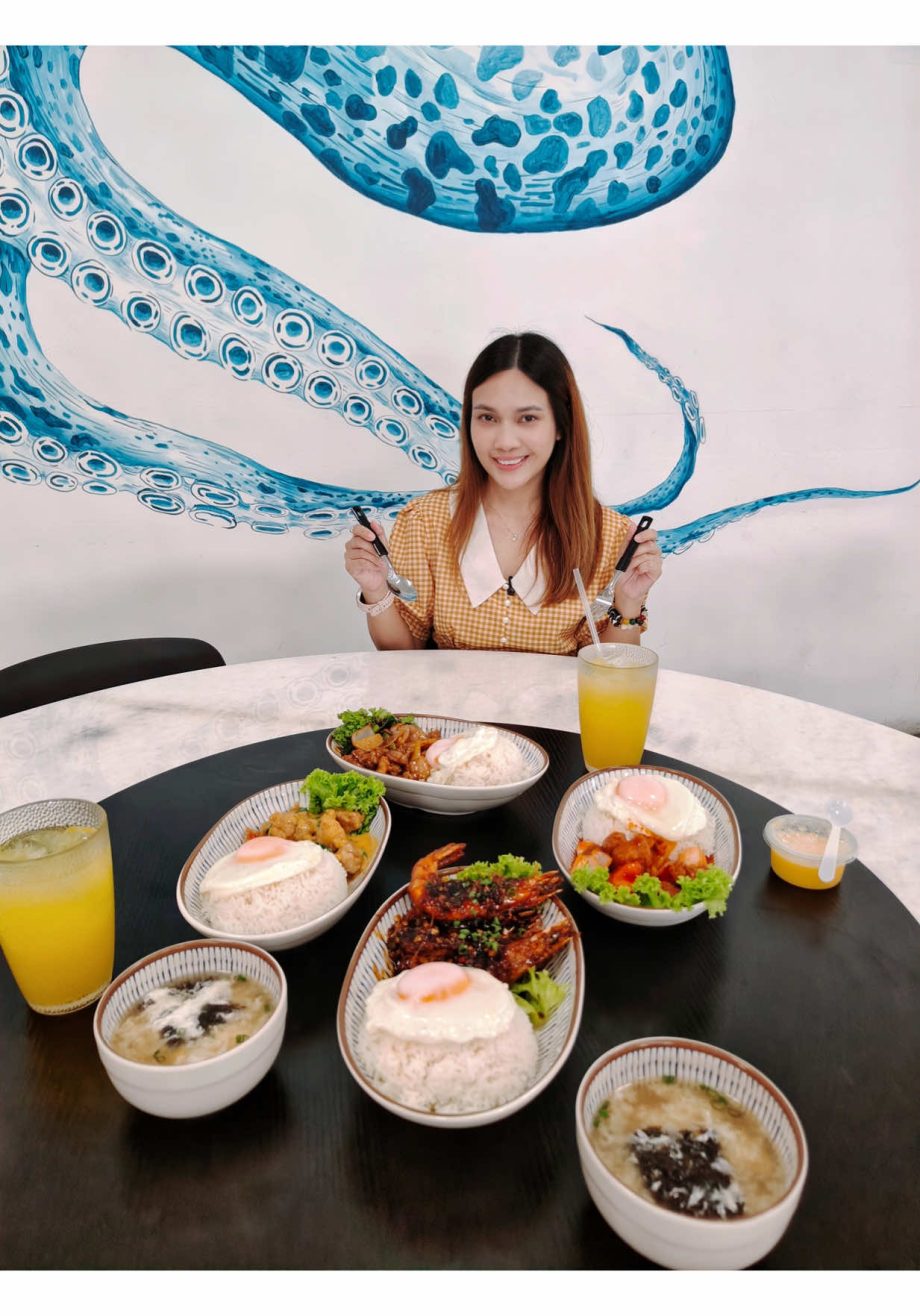 @stellafanss .9就能吃到猪肉/鸡肉套餐有主食、鸡蛋、汤、饮料还有布丁 在MacPherson，午餐来这里吃就对了还有大虾套餐.9 这个O…