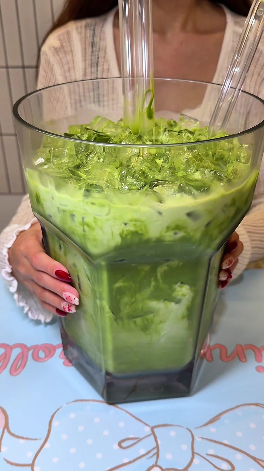 @space_tamnik XXL Matcha Latte 싱가포르에서 말차 라테를 주문하면 생기는 일 5L의 메가 사이즈 적당한 당도에 쌉싸름하고… @space_tamnik XXL Matcha Latte 싱가포르에서 말차 라테를 주문하면 생기는 일 5L의 메가 사이즈 적당한 당도에 쌉싸름하고…