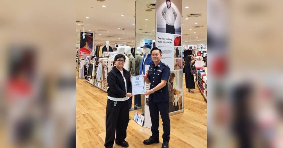 Uniqlo manager at Waterway Point catches 2 suspected shoplifters after recognising them on a repeat visit, Singapore News Uniqlo manager at Waterway Point catches 2 suspected shoplifters after recognising them on a repeat visit, Singapore News